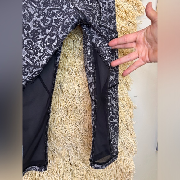 Lululemon✨Outrun 17" Crop Pockets Reflective Mesh✨Mini Cinder Lace White Black✨4 - Picture 12 of 16